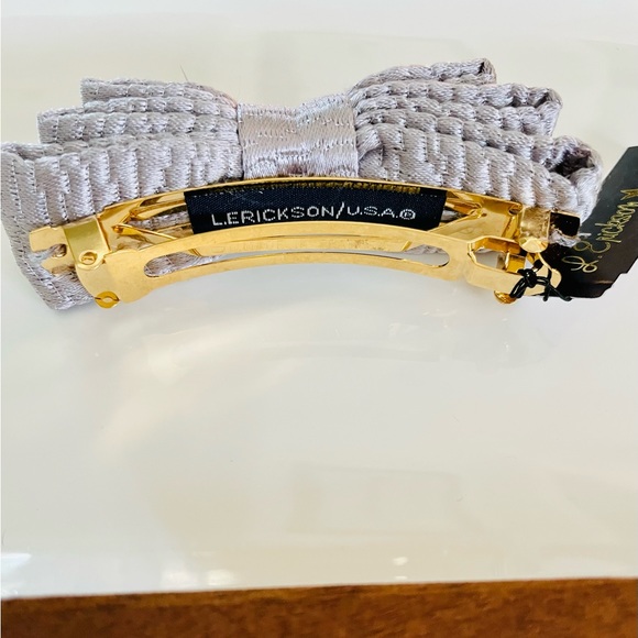 L. ERICKSON USA
PETITE BOW BARRETTE -
SILK in silver - Picture 3 of 4